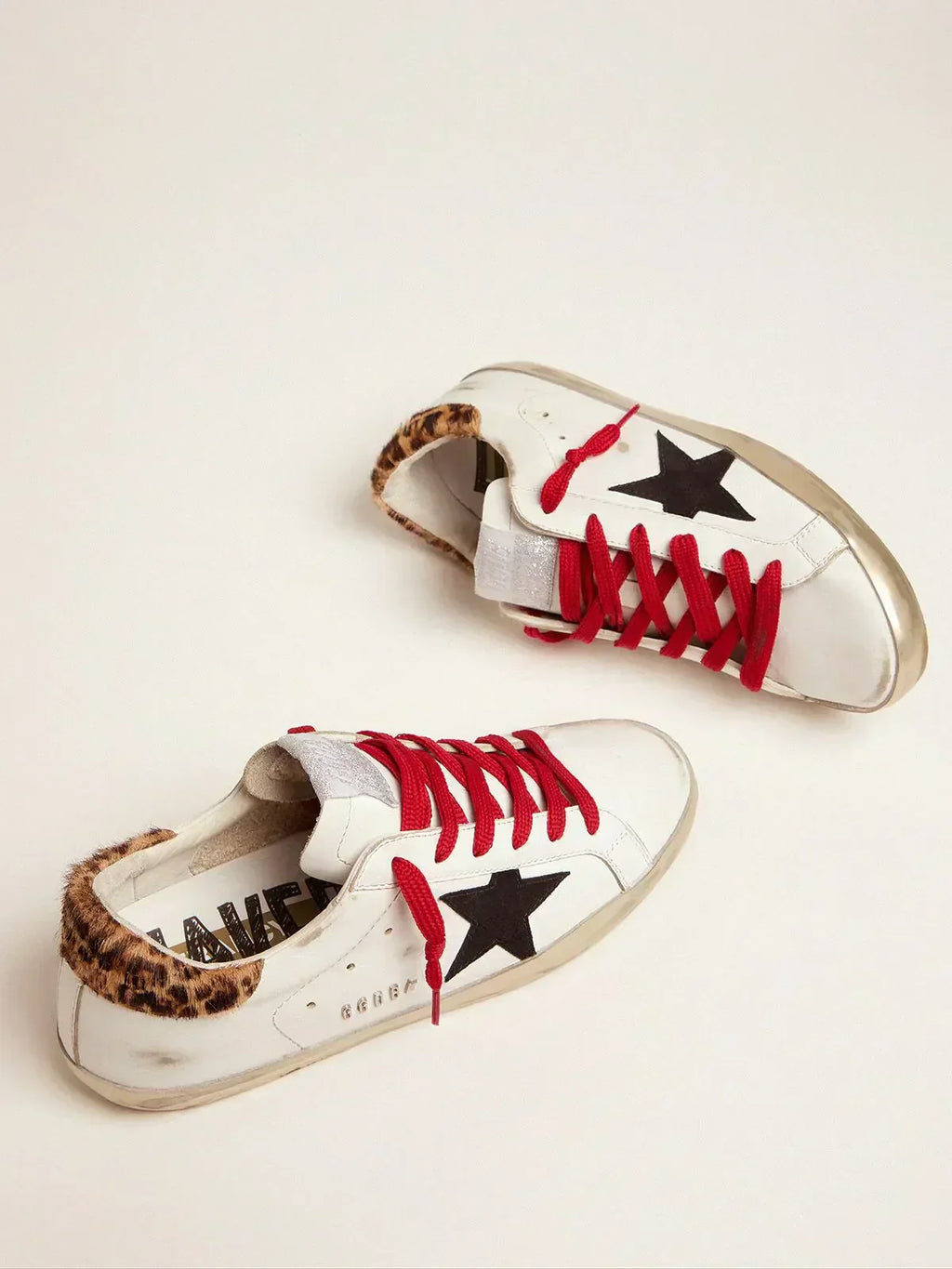Sneakers Super-Star con linguetta sul tallone leopardata e lacci rossi 