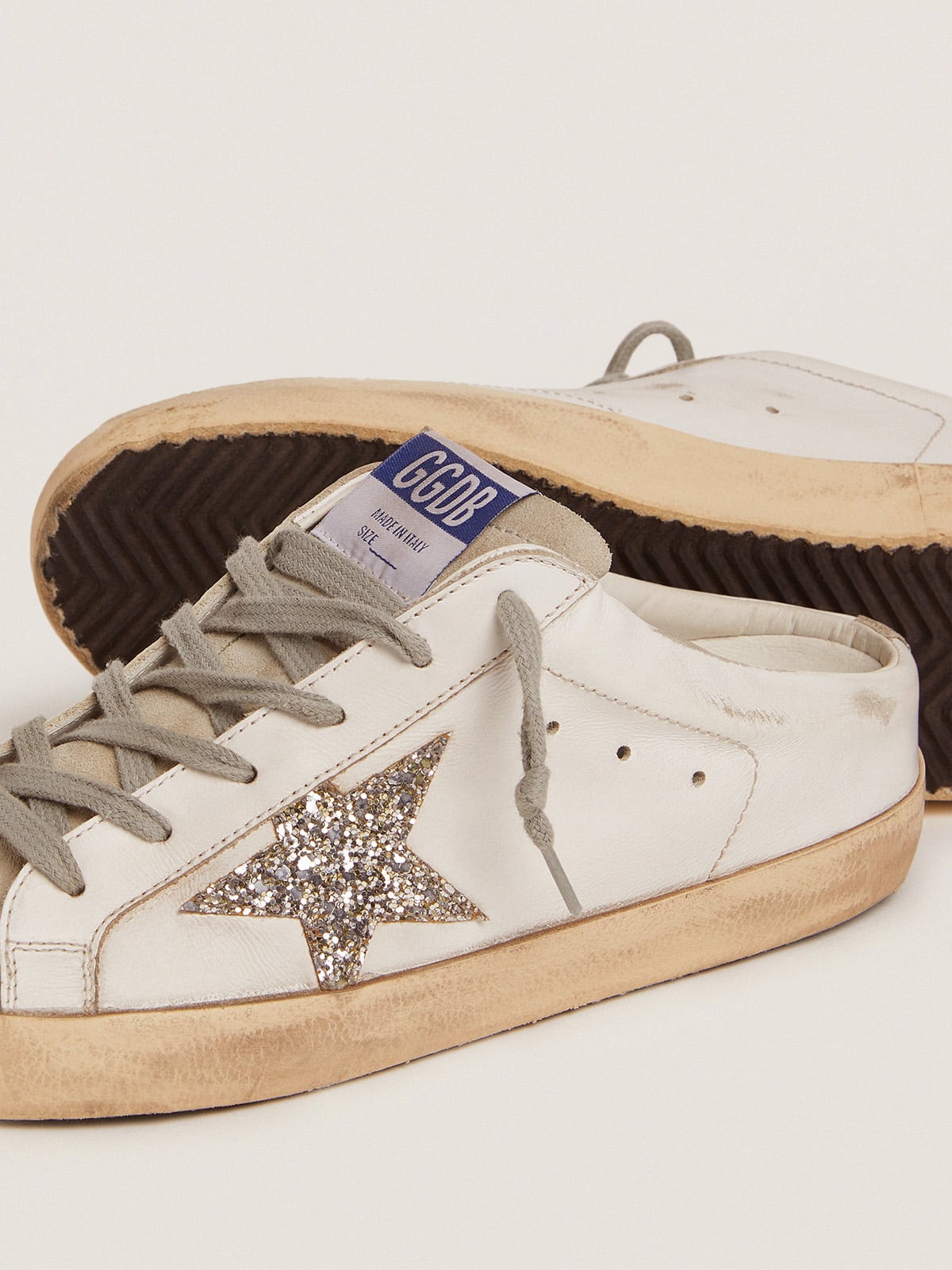 Sabot Super-Star con stella glitterata platino e linguetta in pelle scamosciata