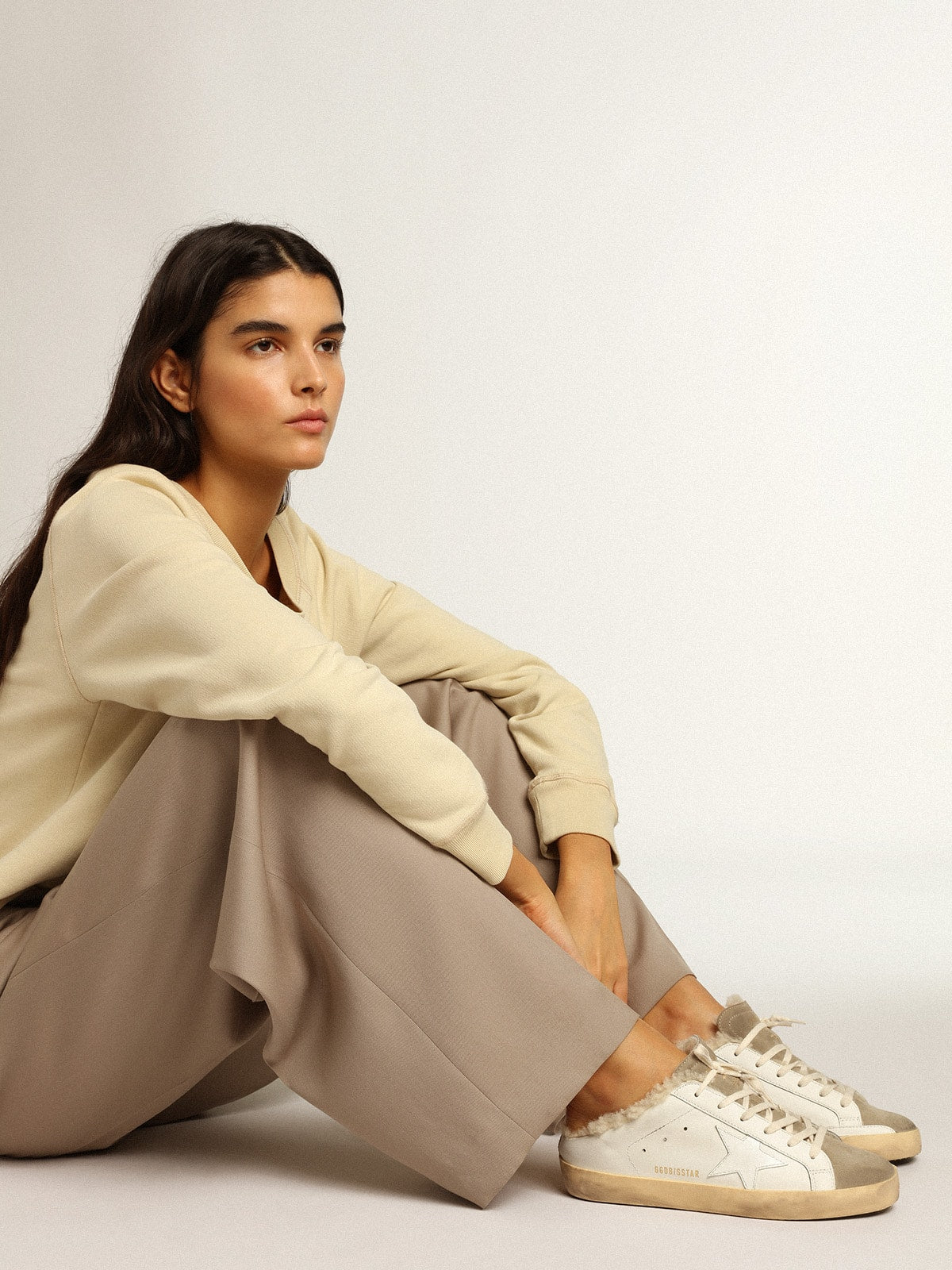 Sabot Super-Star con stella in pelle bianca e fodera in montone