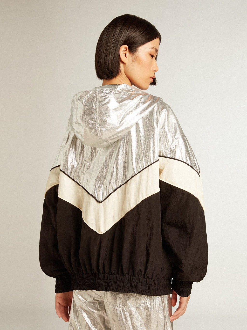 Women's windcheater in silver and black technical fabric